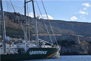 Greenpeace na Rainbow Warrioru III kraj Dubrovnika upozorio na onečišćenje Mediterana plastikom