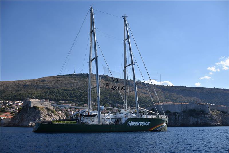 Greenpeace na Rainbow Warrioru III kraj Dubrovnika upozorio na onečišćenje Mediterana plastikom