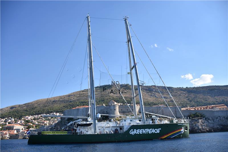 Greenpeace na Rainbow Warrioru III kraj Dubrovnika upozorio na onečišćenje Mediterana plastikom