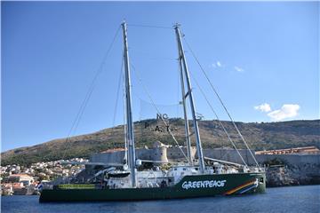 Greenpeace na Rainbow Warrioru III kraj Dubrovnika upozorio na onečišćenje Mediterana plastikom