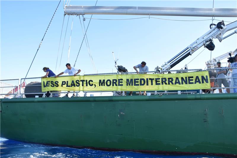 Greenpeace na Rainbow Warrioru III kraj Dubrovnika upozorio na onečišćenje Mediterana plastikom