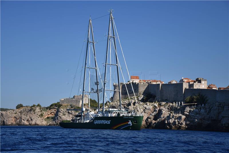 Greenpeace na Rainbow Warrioru III kraj Dubrovnika upozorio na onečišćenje Mediterana plastikom