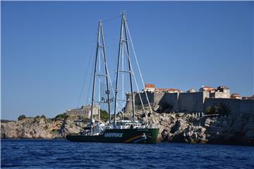 Greenpeace na Rainbow Warrioru III kraj Dubrovnika upozorio na onečišćenje Mediterana plastikom