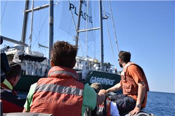 Greenpeace na Rainbow Warrioru III kraj Dubrovnika upozorio na onečišćenje Mediterana plastikom