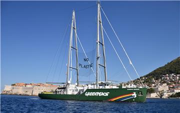 Greenpeace na Rainbow Warrioru III kraj Dubrovnika upozorio na onečišćenje Mediterana plastikom