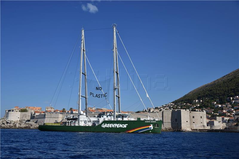 Greenpeace na Rainbow Warrioru III kraj Dubrovnika upozorio na onečišćenje Mediterana plastikom