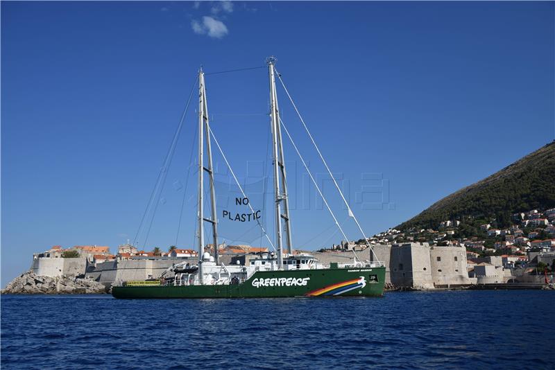 Greenpeace na Rainbow Warrioru III kraj Dubrovnika upozorio na onečišćenje Mediterana plastikom