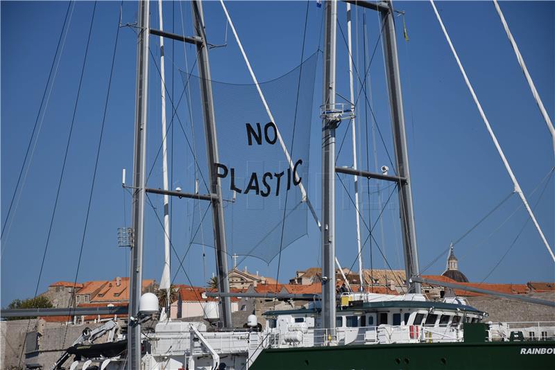 Greenpeace na Rainbow Warrioru III kraj Dubrovnika upozorio na onečišćenje Mediterana plastikom