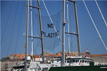 Greenpeace na Rainbow Warrioru III kraj Dubrovnika upozorio na onečišćenje Mediterana plastikom