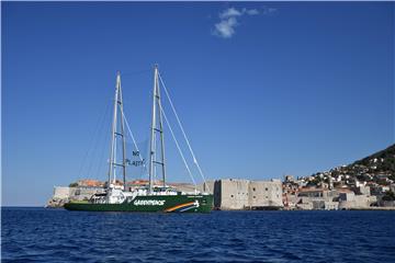 Greenpeace na Rainbow Warrioru III kraj Dubrovnika upozorio na onečišćenje Mediterana plastikom