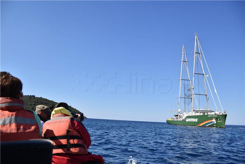 Greenpeace na Rainbow Warrioru III kraj Dubrovnika upozorio na onečišćenje Mediterana plastikom