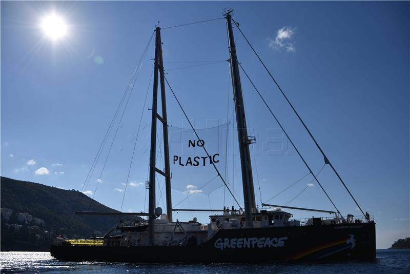 Greenpeace na Rainbow Warrioru III kraj Dubrovnika upozorio na onečišćenje Mediterana plastikom