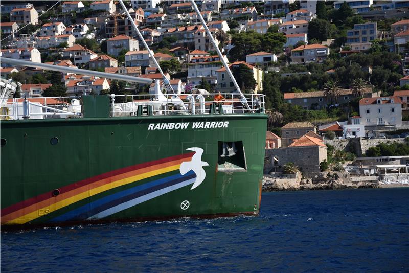 Greenpeace na Rainbow Warrioru III kraj Dubrovnika upozorio na onečišćenje Mediterana plastikom