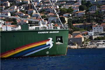 Greenpeace na Rainbow Warrioru III kraj Dubrovnika upozorio na onečišćenje Mediterana plastikom