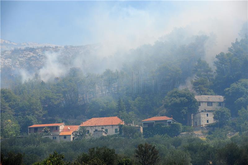 Firefighters struggle to control blaze near Split