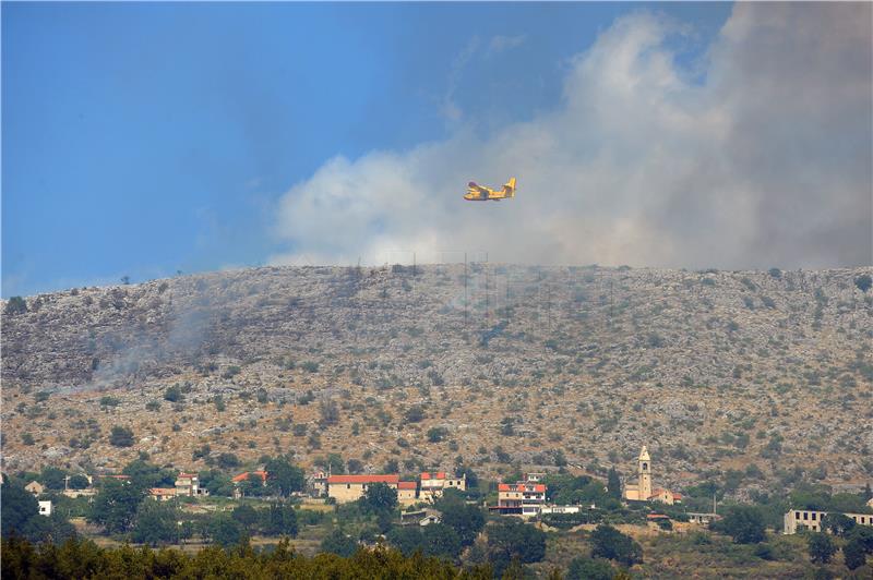 Troops battling blaze in east Split suburbs