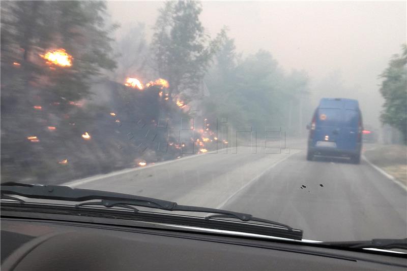 Požar na cesti Žrnovnica - Sitno Gornje