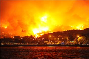 Scores of firefighters and locals lightly injured in Split outskirts blaze