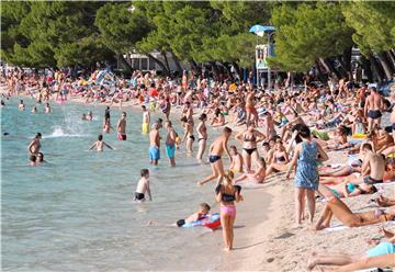 Pune plaže u Makarskoj