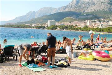 Pune plaže u Makarskoj