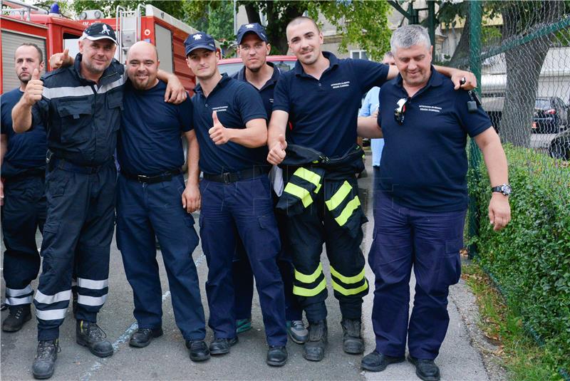 Povratak zagrebačkih vatrogasaca sa gašenja požara u okolici Splita