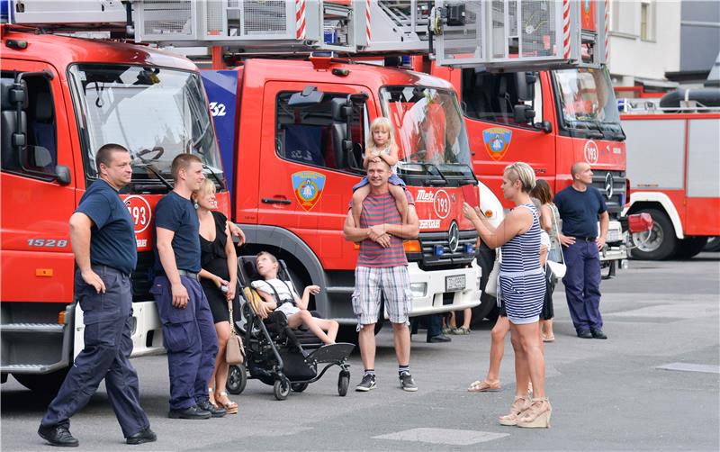 Povratak zagrebačkih vatrogasaca sa gašenja požara u okolici Splita