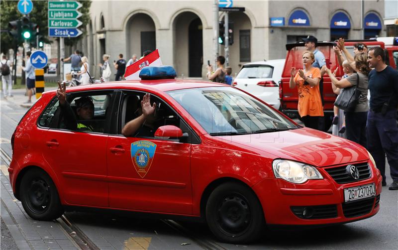 Zagrebačke vatrogasce koji su gasili požar u Splitu i okolici pljeskom dočekali Bandić i Zagrepčani