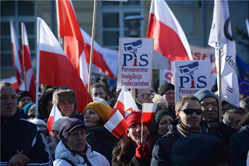 Deseci tisuća ljudi prosvjeduju zbog poljske pravosudne reforme