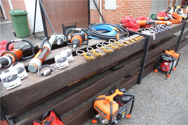 Slovenian volunteer firefighters donate equipment to Croatian firefighters