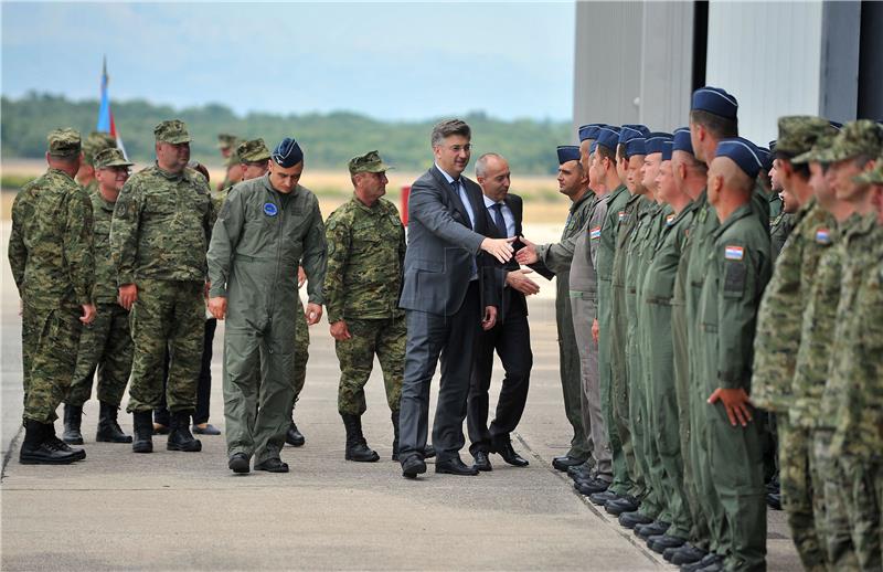 Premijer Andrej Plenković posjetio 93. zrakoplovnu bazu HRZ i PZO u Zemuniku