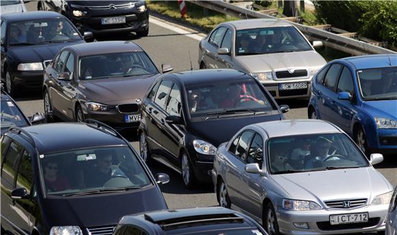 Na A1 između Zadra 1 i tunela sv. Rok kolona prema Zagrebu  21,5 km