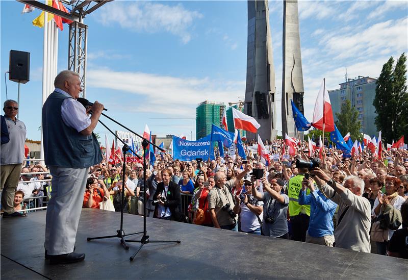 Lech Walesa pridružio se prosvjedima protiv pravosudne reforme u Poljskoj