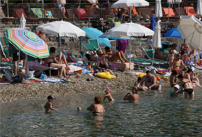 Turisti na opatijskoj plaži