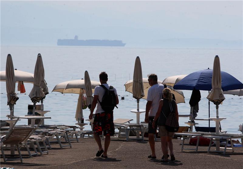 Turisti na opatijskoj plaži