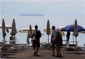 Turisti na opatijskoj plaži