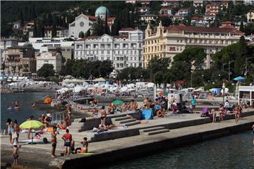 Turisti na opatijskoj plaži