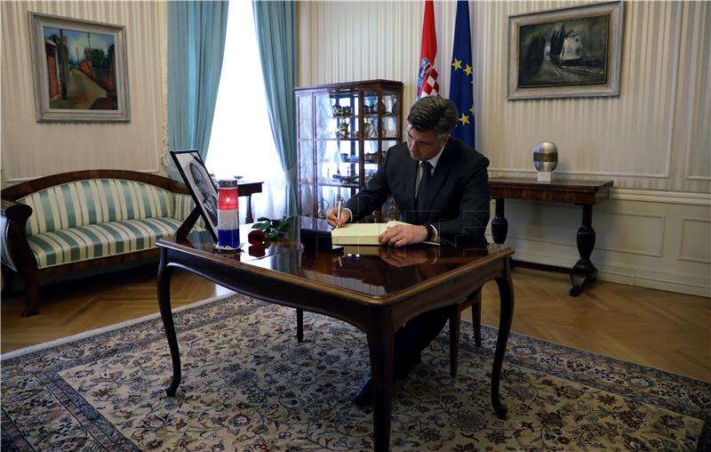 Plenkovic signs book of condolence for ex-PM Hrvoje Sarinic