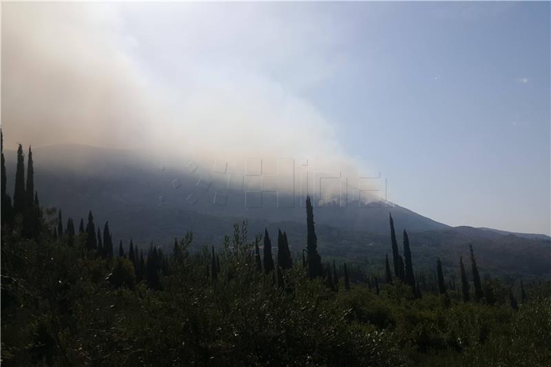 Gori na nekoliko mjesta u Splitsko-dalmatinskoj županiji