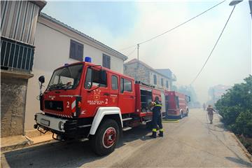 Gori kod groblja u Solinu