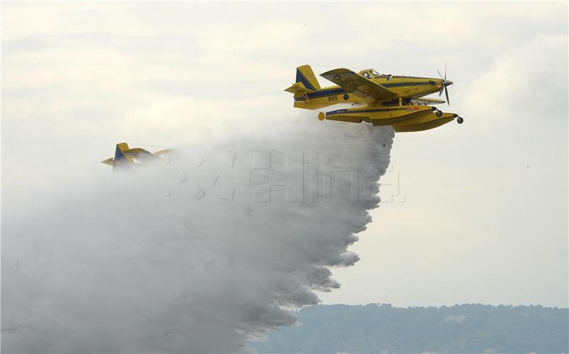 MORH: Kanader na požarištu kod Solina, airtractor sanirao požar u Lećevici