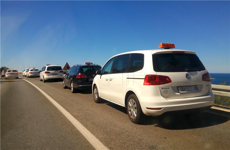 Prosvjed taksista u Dubrovniku protiv Ubera