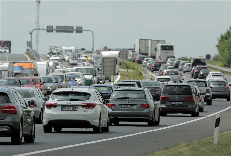 Na autocesti od Posedarja prema Zagrebu kolona 24 kilometra