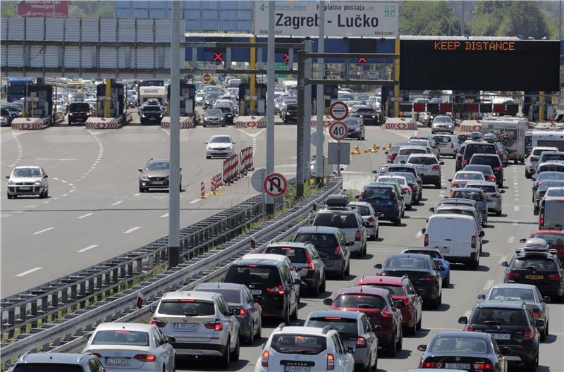 Promet i dalje gust; kolone pred naplatom Lučko i granicama