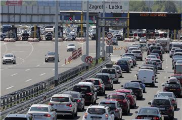 Promet i dalje gust; kolone pred naplatom Lučko i granicama