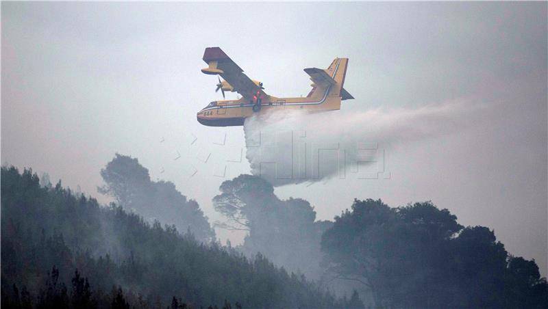 Canadair i Airtractor gase požar na Čiovu