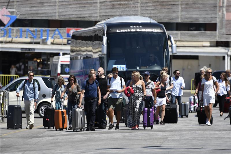 Split - udarni vikend u Zračnoj i Trajektnoj luci