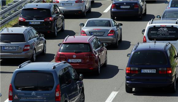 Promet prema moru gust; ima zastoja zbog prometnih nesreća