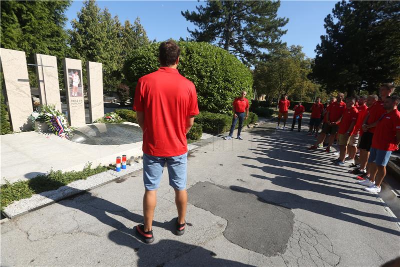 Košarkaši posjetili grobove Ćosića i Petrovića