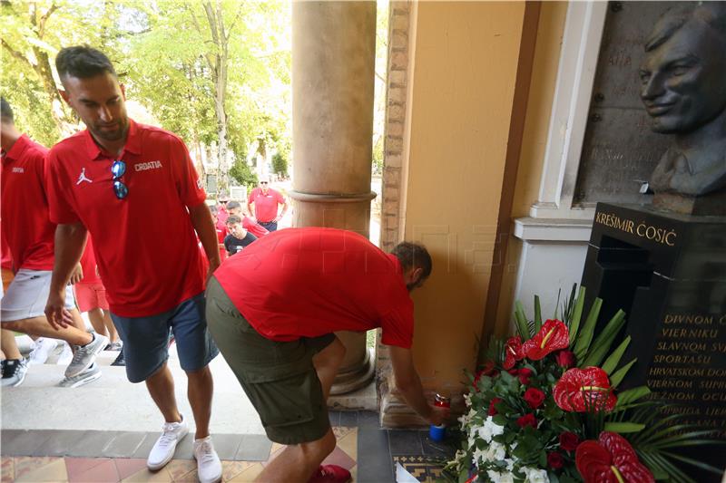 Košarkaši posjetili grobove Ćosića i Petrovića