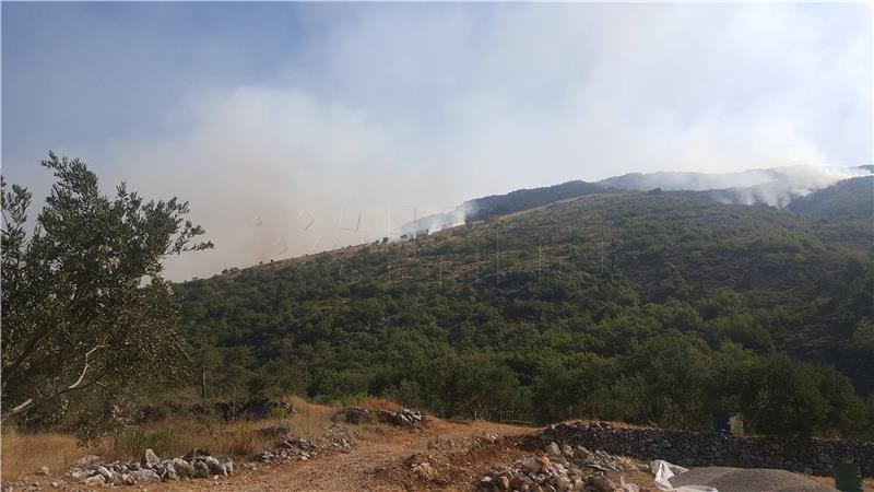 Glavina: Požar kod Imotskog tijekom večeri pod nadzorom